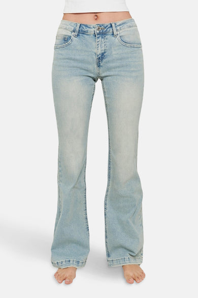 Jean bootcut bleu clair de TALLY WEIJL, avec un lavage subtil et des jambes larges.