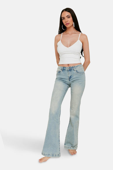 Jean bootcut bleu clair de TALLY WEIJL, avec un lavage vintage et sans autres accessoires.