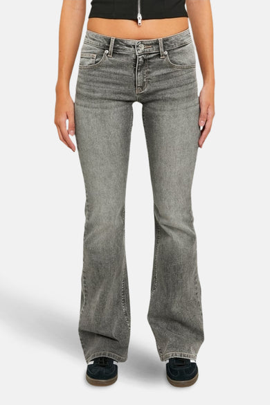 Jean bootcut gris clair de TALLY WEIJL, avec une finition stonewash subtile.