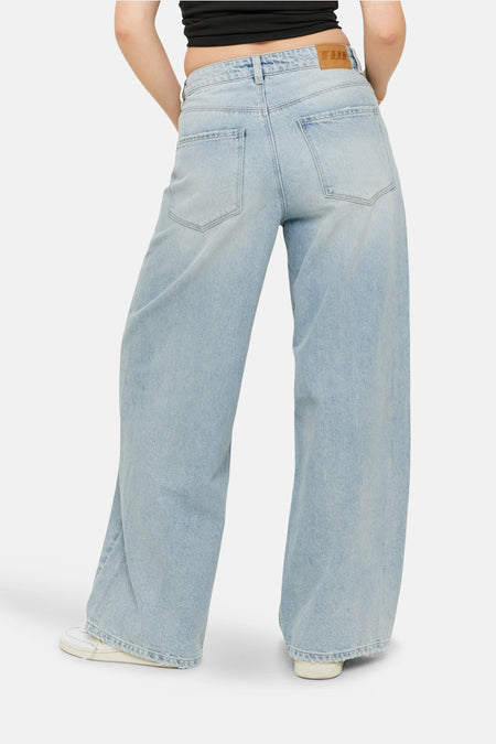 Lichtblauwe wijde jeans van achteren gezien.