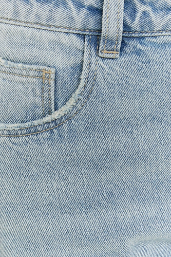 Close-up van een blauwe spijkerbroek met zak.