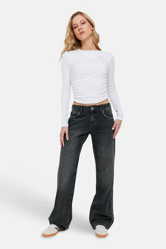 Jean droite gris moyen de TALLY WEIJL avec des clous argentés le long des poches et des coutures latérales, porté avec un crop top blanc et des baskets.