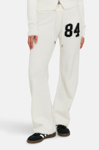 Short de bl T T T T TALLL avec un un un8484848484éeées des chaussures noires.