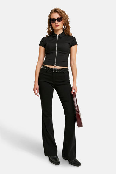Pantalon noir de TALLY WEIJL avec des jambes fuselées et une ceinture à strass.