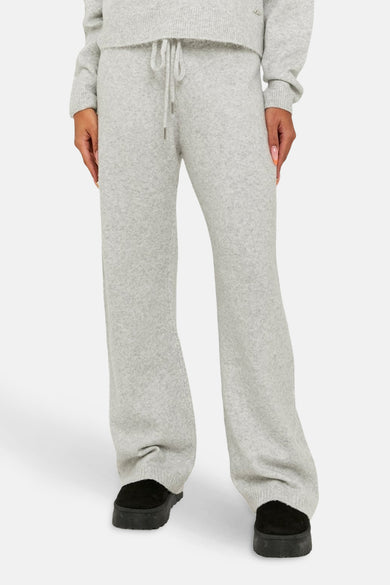 Pantalon gris de TALLY WEIJL, avec cordon et larges jambes, associé à des chaussures noires.