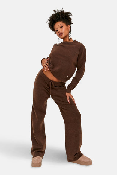 Pantalon brun de TALLY WEIJL, avec cordon et larges jambes, associé à un pull coordonné et des chaussures à plateforme.