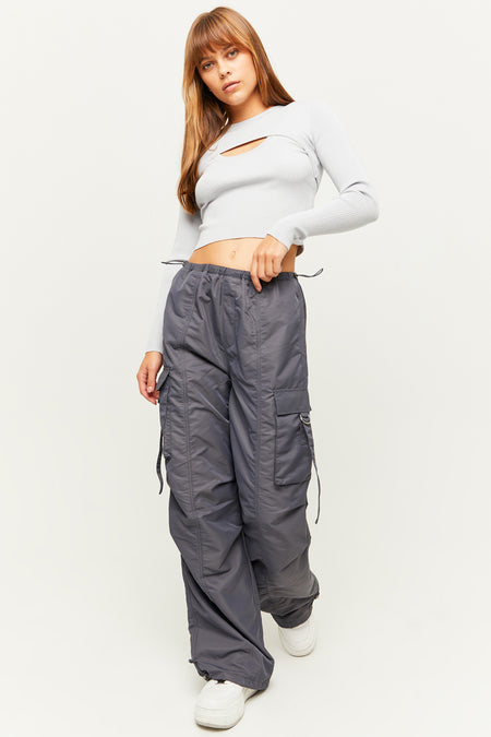 Jean cargo gris de TALLY WEIJL, avec poches et cordon, associé à une chemise gris et des baskets blanches.