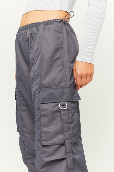Jean cargo gris de TALLY WEIJL, avec cordon de ceinture et détail de anneaux argentés sur la poche cargo.