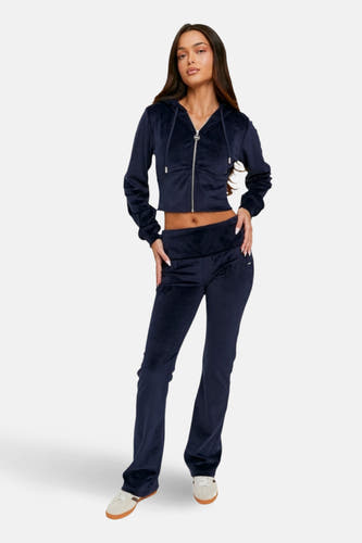 Shortau de jogging T TALLY WEIJL, combiné avec un veston cropped à capuchon assorti.