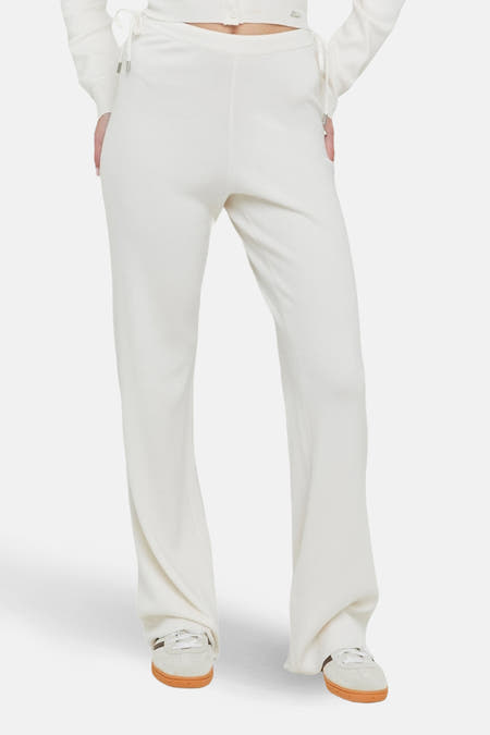Jean de jogging beige TALLY WEIJL avec cordon et sneakers.