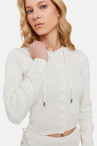 Pantalon de jogging beige de TALLY WEIJL, avec cece et fermeture à cordons, porté avec un haut tricoté coord passant à boutons.