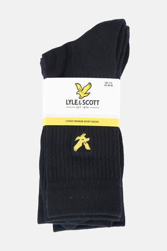 Chaussettes noires Lyle & Scott avec un logo brodé, emballées dans un emballage avec des détails de marque.