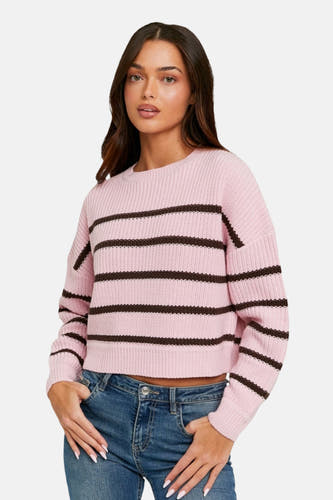T-shirt rose avec col rond de TALLY WEIJL, avec des rayures brunes et associé à un jean bleu.