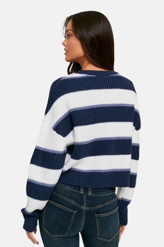 T-shirt bleu avec col rond de TALLY WEIJL, avec des rayures blanches et un jeans bleu marine.