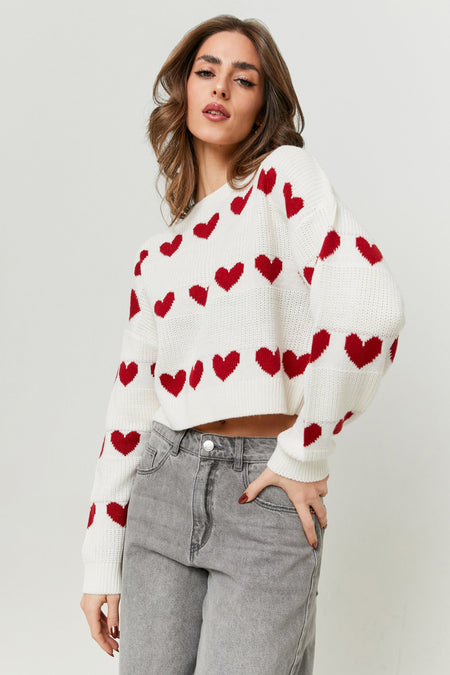T-shirt blanc avec motif de cœur de TALLY WEIJL, associé à des jeans gris, posé debout.