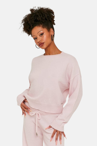 T-shirt rose avec col rond de TALLY WEIJL, porté avec un pantalon à cordon de serrage coordonné.