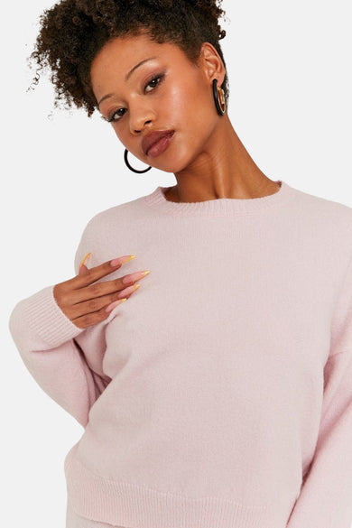 Blouse rose avec col rond de TALLY WEIJL, avec des manches longues et des ongles élégants.