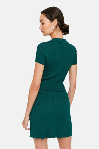 Polo verte à manches courtes de couleur verte de TALLY WEIJL, avec une texture côtelée et un col classique.