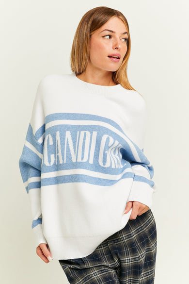 T-shirt blanc à col rond de TALLY WEIJL, avec des rayures bleues et l'impression "CANDI GIRL", porté avec un pantalon à carreaux.