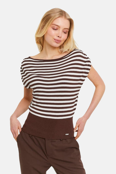 Pull multicolore de TALLY WEIJL avec des rayures horizontales et un pantalon marron.