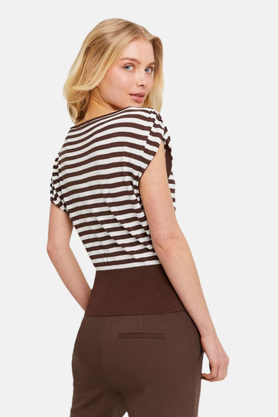 Pull multicolore de TALLY WEIJL avec des rayures marron et blanc et une taille côtelée ajustée.