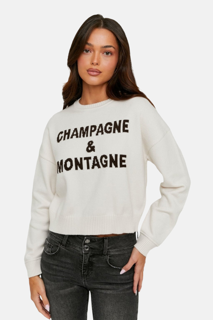 Veste écru avec col rond de TALLY WEIJL, portant l'inscription 'Champagne & Montagne', associée à un jean gris.