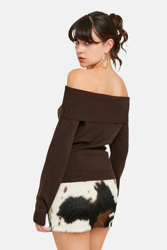 Pull marron de TALLY WEIJL, avec les épaules découvertes et une jupe à imprimé vache.