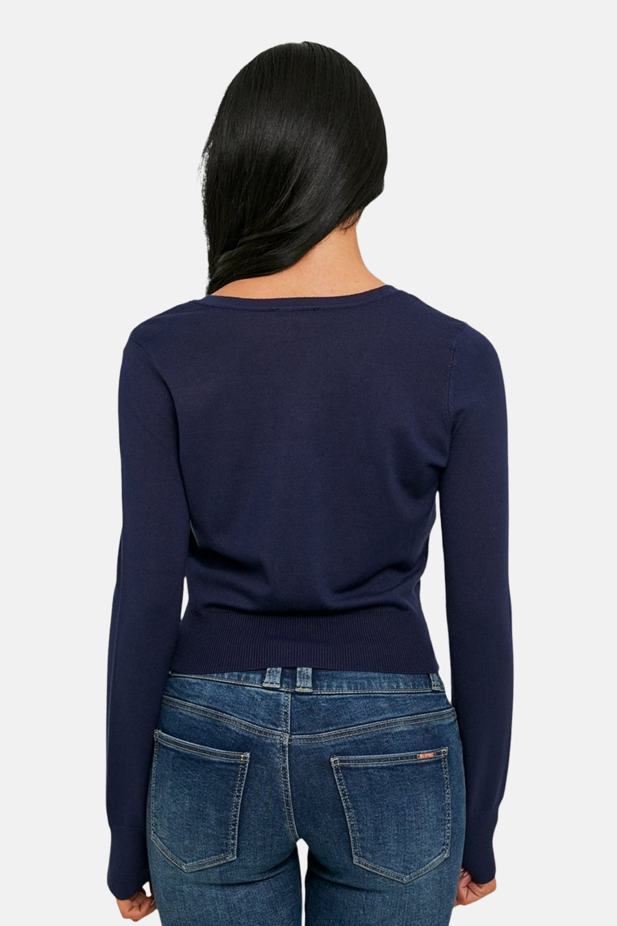 Pull bleu à col en V de TALLY WEIJL, vu de dos, combiné avec un jean bleu foncé.