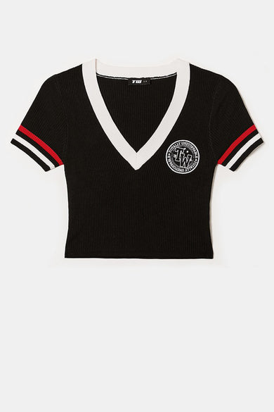 T-shirt noir de TALLY WEIJL, avec col V blanc, manches courtes à rayures rouges et blanches, et un logo sur la poitrine.