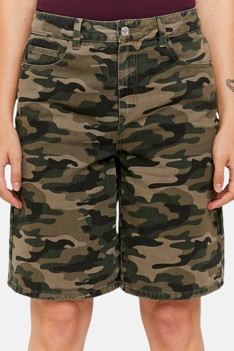 Short 5 poches TALLY WEIJL à imprimé camouflage, fermeture à boutons et poches visibles.