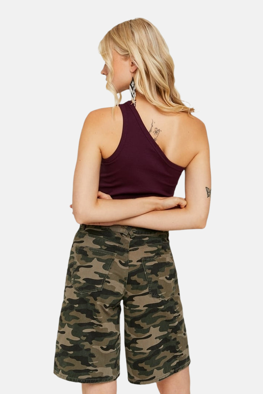 Short 5 poches TALLY WEIJL à imprimé camouflage, porté par le mannequin de dos.