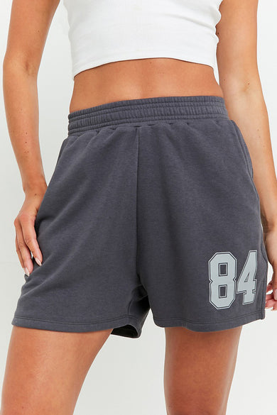 Short gris de TALLY WEIJL, avec une ceinture élastique et application du numéro '84'.