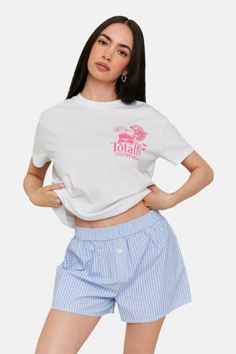 Short bleu marine de TALLY WEIJL, associé à un t-shirt blanc avec une impression rose.