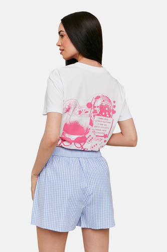Short bleu à carreaux de TALLY WEIJL, associé à un t-shirt blanc avec un imprimé rose sur l'arrière.