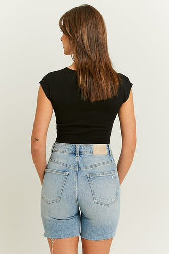 Shorts en denim bleu marine court de TALLY WEIJL, vus de derrière, associés à une chemise noire.