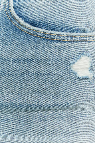 Short en denim bleu marine de TALLY WEIJL avec une texture usée et un petit trou.