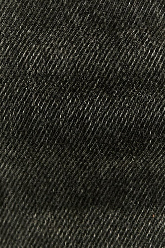Short en denim noir de TALLY WEIJL, avec une texture de couture diagonale visible.