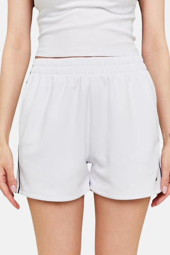 Blouse blanche TALLYALLY WELL avec uneie noir à côté,ée combinée avec un chemisier blanc.