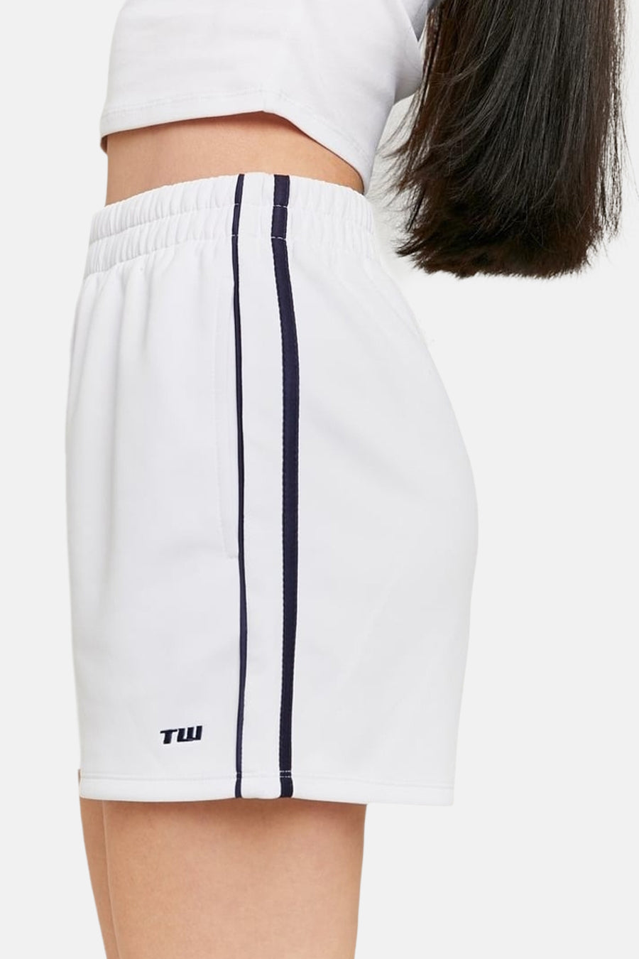 Short blanc de TALLY WEIJL avec une bande bleue marine sur le côté, version cropped.