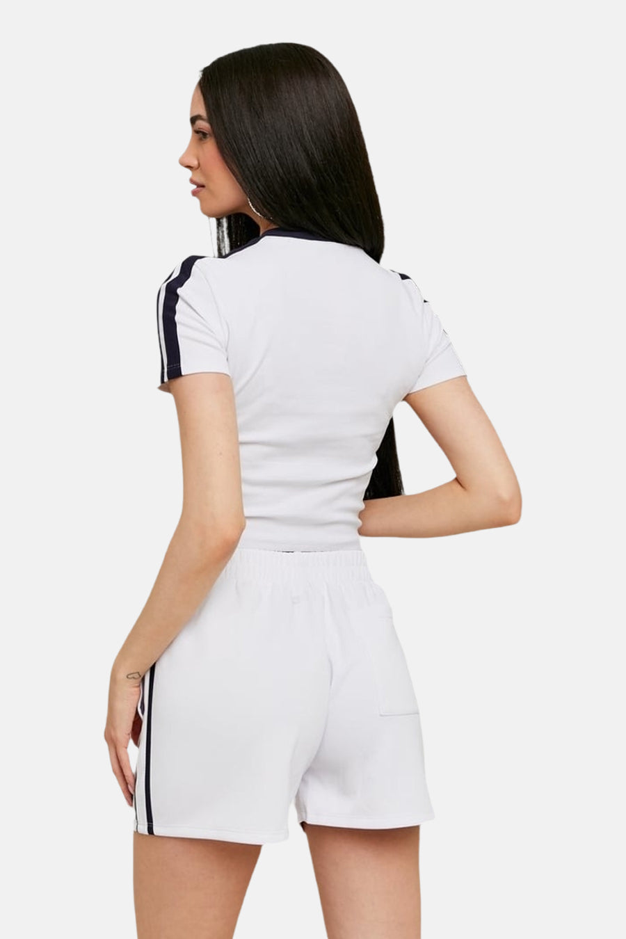 Blouse courte de TALLY WEIJL en blanc avec une bordure bleue marine sur le côté, vue de l'arrière.