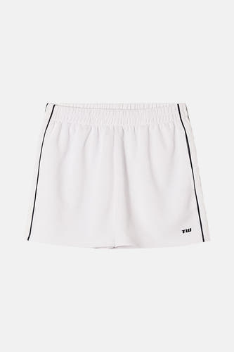 Short blanc de TALLY WEIJL avec une ceinture élastique et des rayures noires sur les côtés.