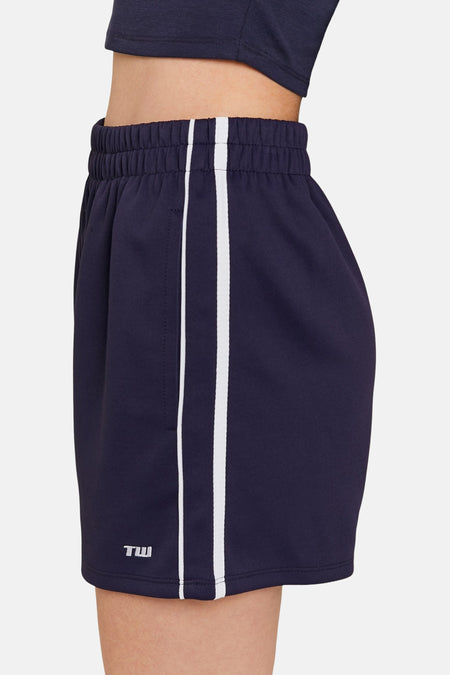 Short bleu de TALLY WEIJL, avec une bande blanche sur le côté et une ceinture élastique, vue arrière.