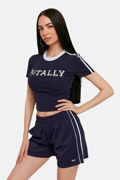 Short bleu de TALLY WEIJL, avec des rayures blanches le long côt côtés.