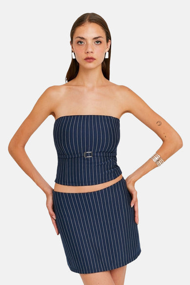 Jupe courte bleue de TALLY WEIJL avec des lignes blanches.