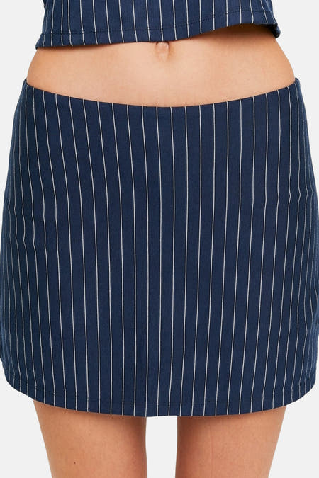 Jupe courte bleue de TALLY WEIJL avec des rayures blanches verticales.