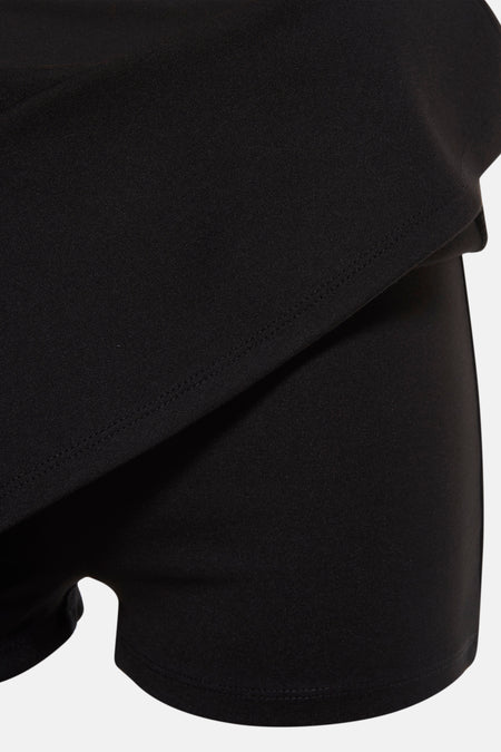 Jupe courte noire de TALLY WEIJL, avec une texture lisse et un ajustement près du corps, présentée cropped.