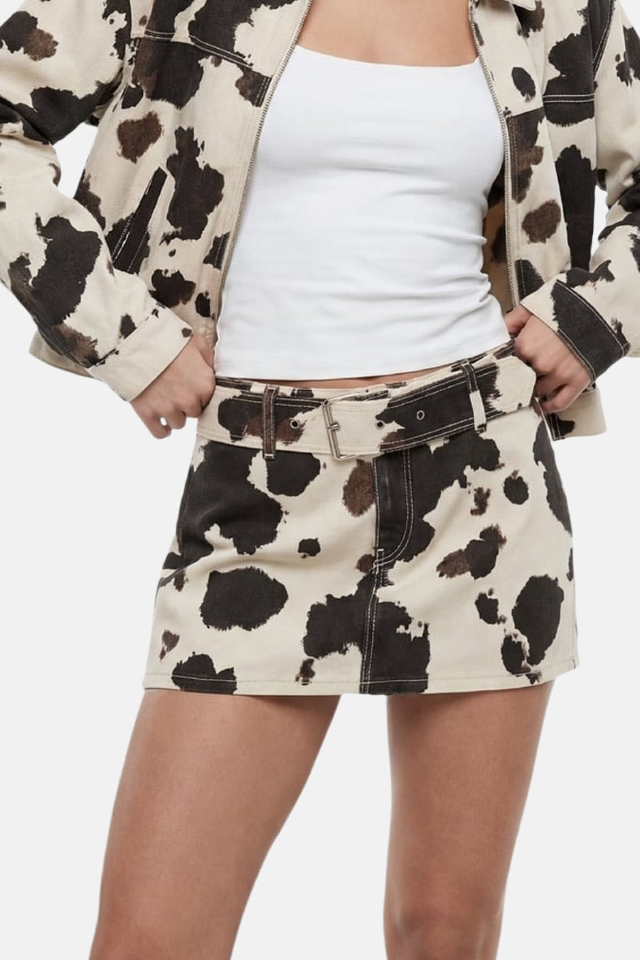 Jupe courte à imprimé vache avec ceinture assortie de TALLY WEIJL, stylisée avec un haut blanc et une veste assortie.