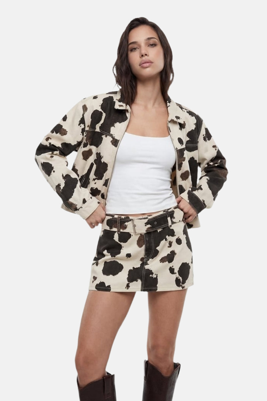 Jupe courte à imprimé vache de TALLY WEIJL, avec ceinture assortie.