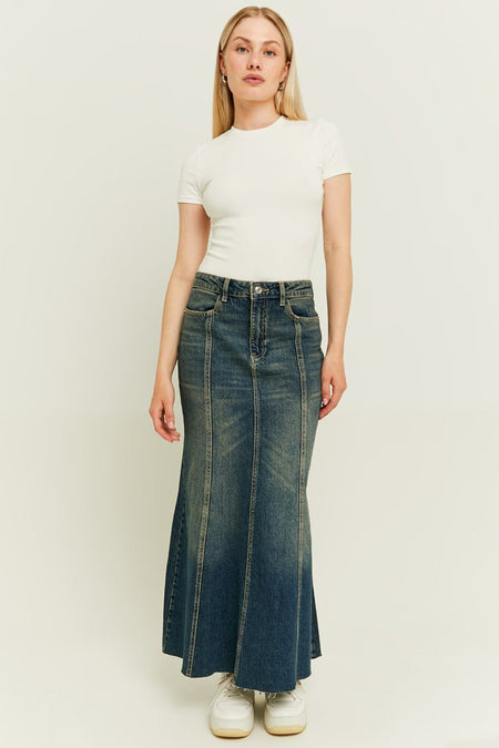 Long jean TALLY WEIJL, avec des surpiqures et une légère usure, associé à un t-shirt blanc et des baskets.