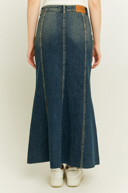 Long jean de TALLY WEIJL, avec des coutures subtiles et un bord effiloché à l'arrière.